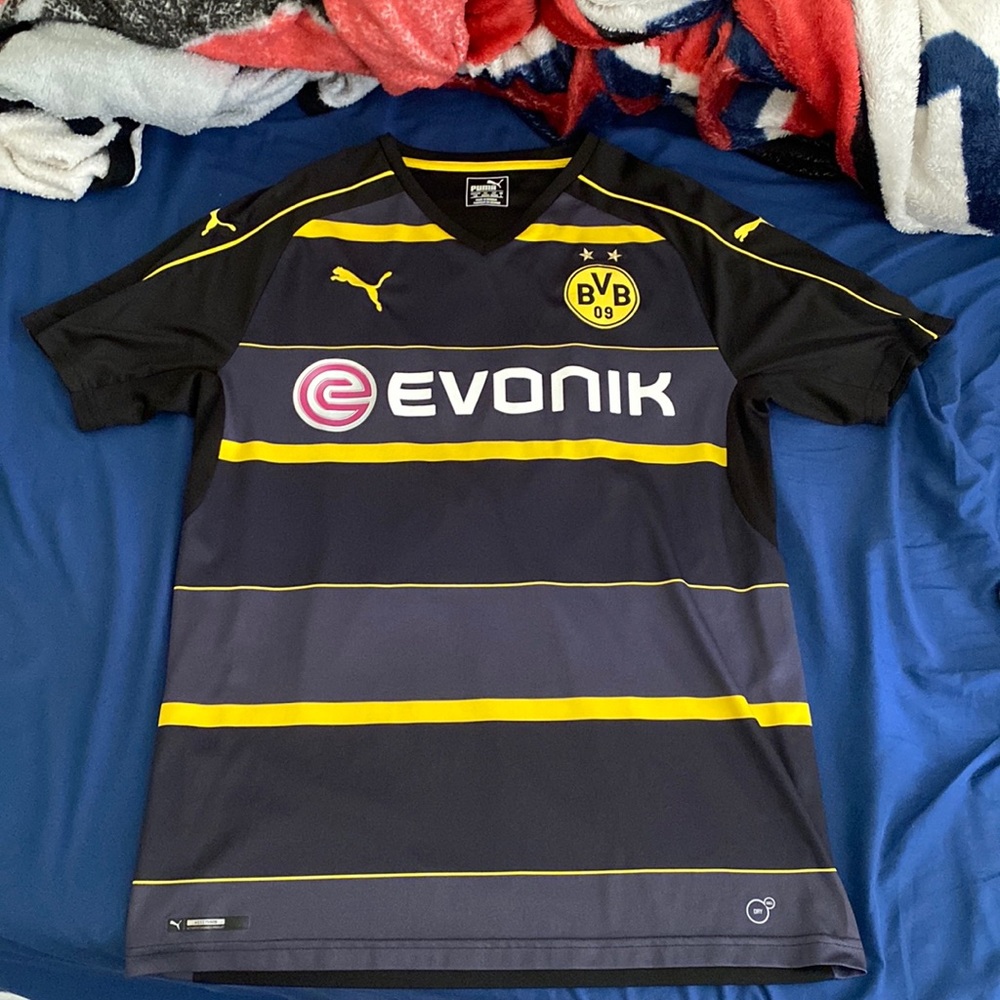 Borussia Dortmund 2016/2017 Away Kit. Size medium, black and yellow.